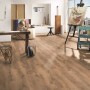 Kaindl Laminat Goldeiche 7mm im Raum verlegt. Moderner Laminatboden in Eichenoptik mit V-Fuge.