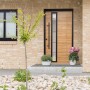 Moderne Splendoor Haustür ThermoSpace Paris Prime in Eiche Natur mit schwarzem Rahmen und Glasausschnitt.