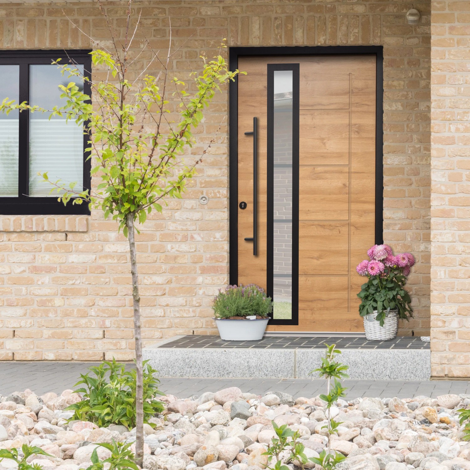 Moderne Splendoor Haustür ThermoSpace Paris Prime in Eiche Natur mit schwarzem Rahmen und Glasausschnitt.
