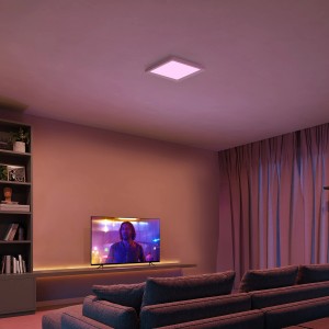 Philips Hue Tento LED-Panel in Weiß mit Farblicht im Wohnzimmer. Smarte Deckenleuchte, quadratisch.