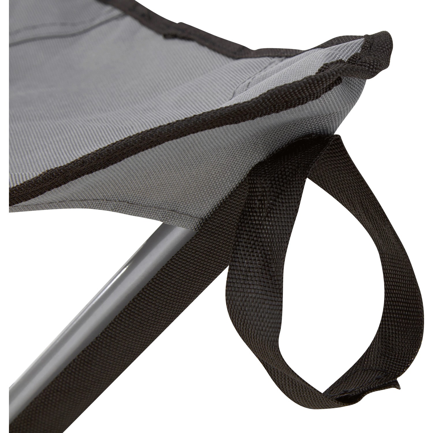 Detailaufnahme: Hellgrauer, faltbarer Campinghocker Palmelo mit Stahlgestell und Polyester-Sitzfläche.