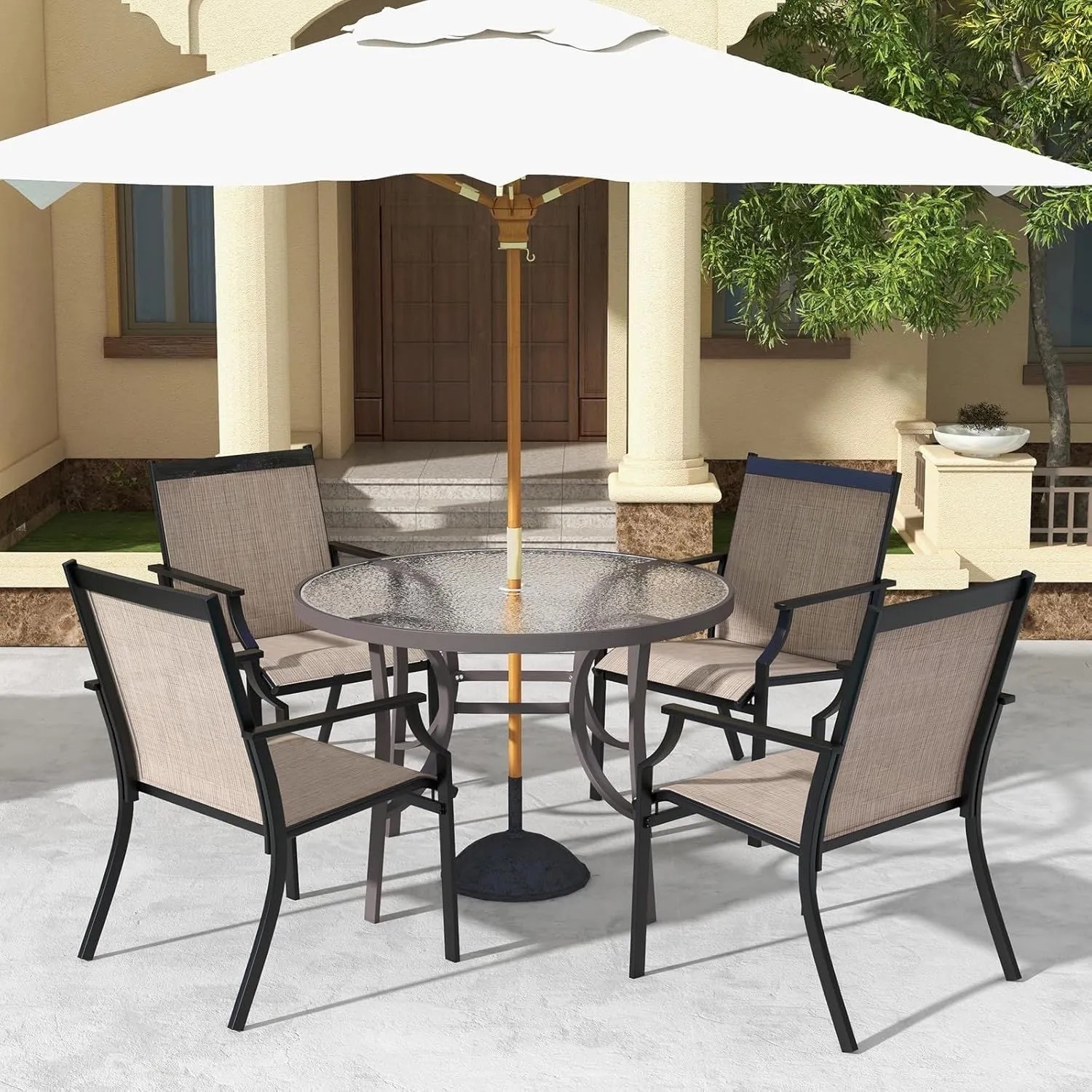 Costway 2er Set Gartenstühle, Terrassenstühle mit breiter Sitzfläche in Kaffee vor Tisch und Sonnenschirm.