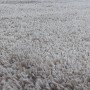 Beiger Ayyildiz Hochflorteppich Fluffy 3500. Nahaufnahme des weichen, langflorigen Shaggy-Teppichs.