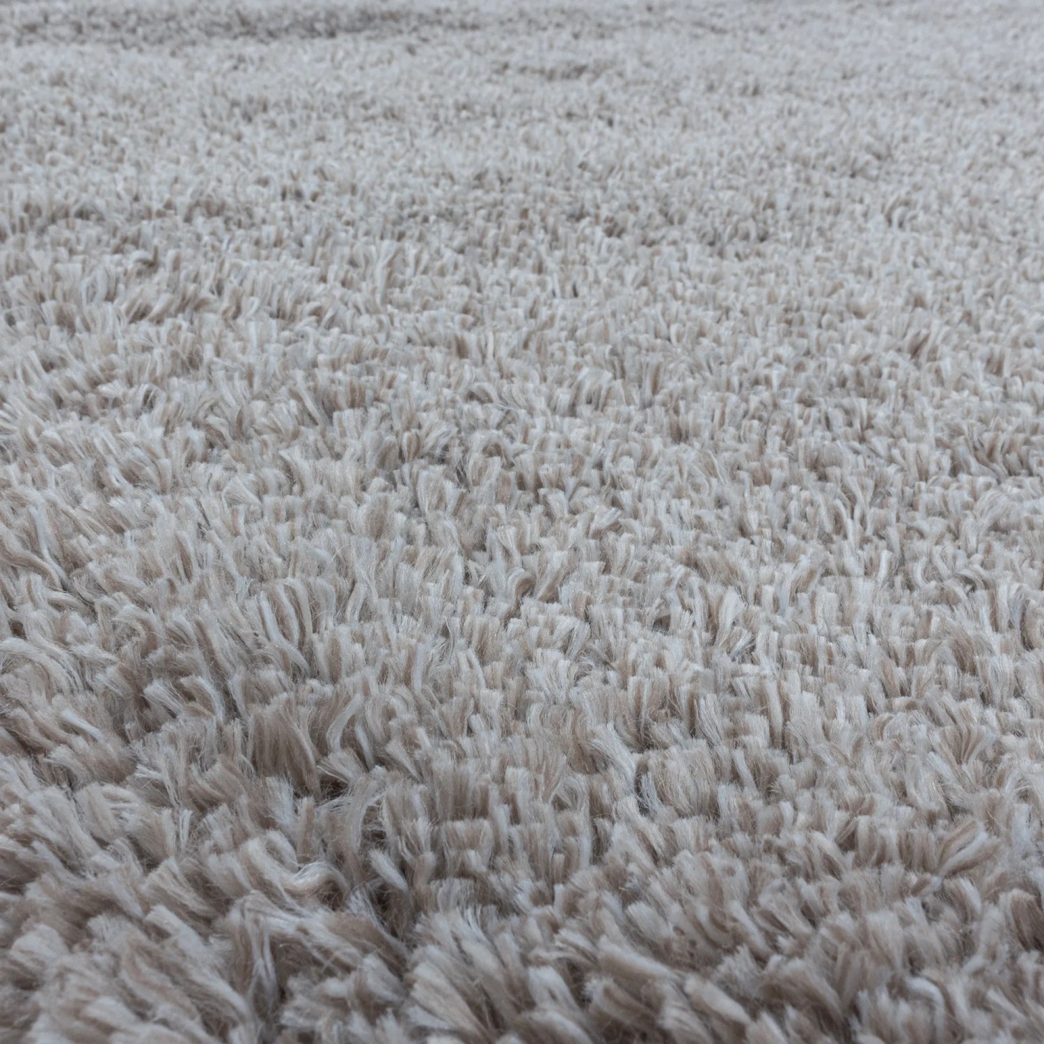 Beiger Ayyildiz Hochflorteppich Fluffy 3500. Nahaufnahme des weichen, langflorigen Shaggy-Teppichs.