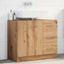 Waschbeckenschrank Artisan-Eiche aus Holzwerkstoff mit 1 Tür, 3 Schubladen und weißem Waschbecken im Bad.