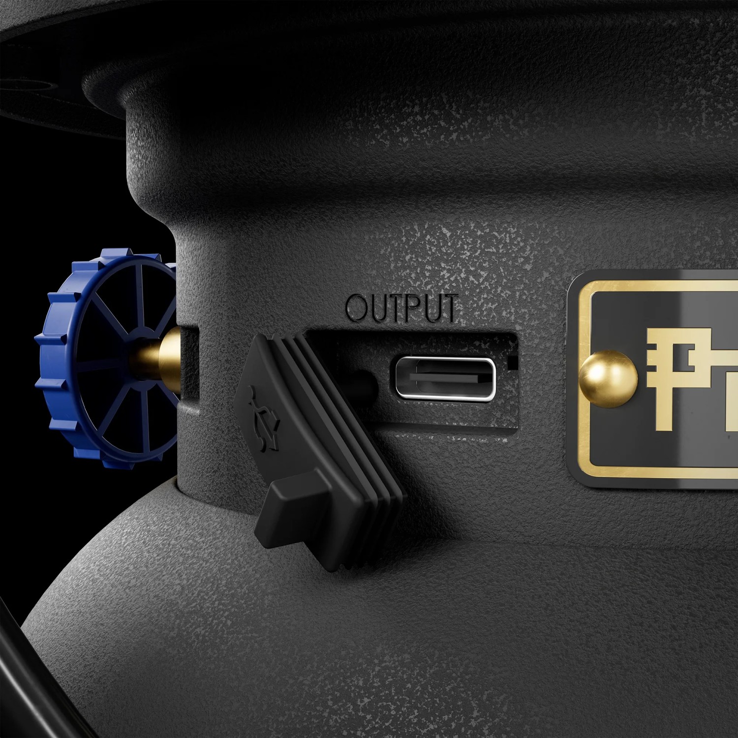 Detailaufnahme der Petromax LED-Laterne PX-LM500 (schwarz) mit USB-Anschluss und blauem Drehknopf.