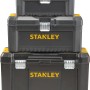 Stanley Werkzeugkoffer Essential, 12,5 Zoll, mit Metallschließen. Kunststoffboxen in Schwarz und Gelb gestapelt.