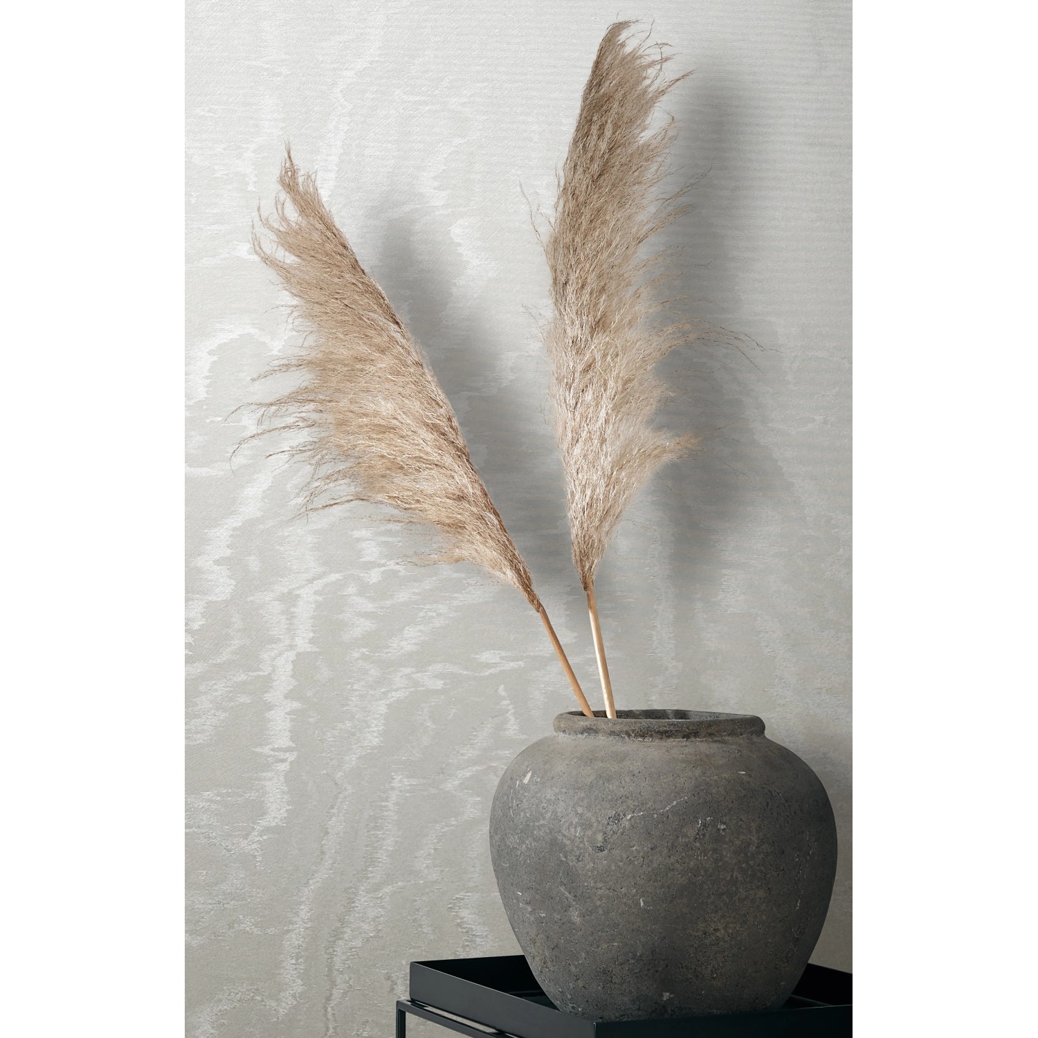 Weiße Marburg Vliestapete Metalloptik Hammerschlag mit Deko in grauer Vase.