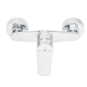 Glänzende Chrom Duscharmatur von Swiss Aqua Technologies mit Einhebelmischer für Wandmontage.