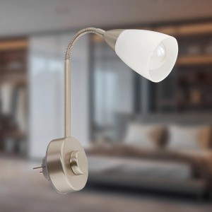 Dimmbare Briloner Steckerleuchte Fiche in Matt-Nickel, schwenkbar, 19,5x23,5 cm.