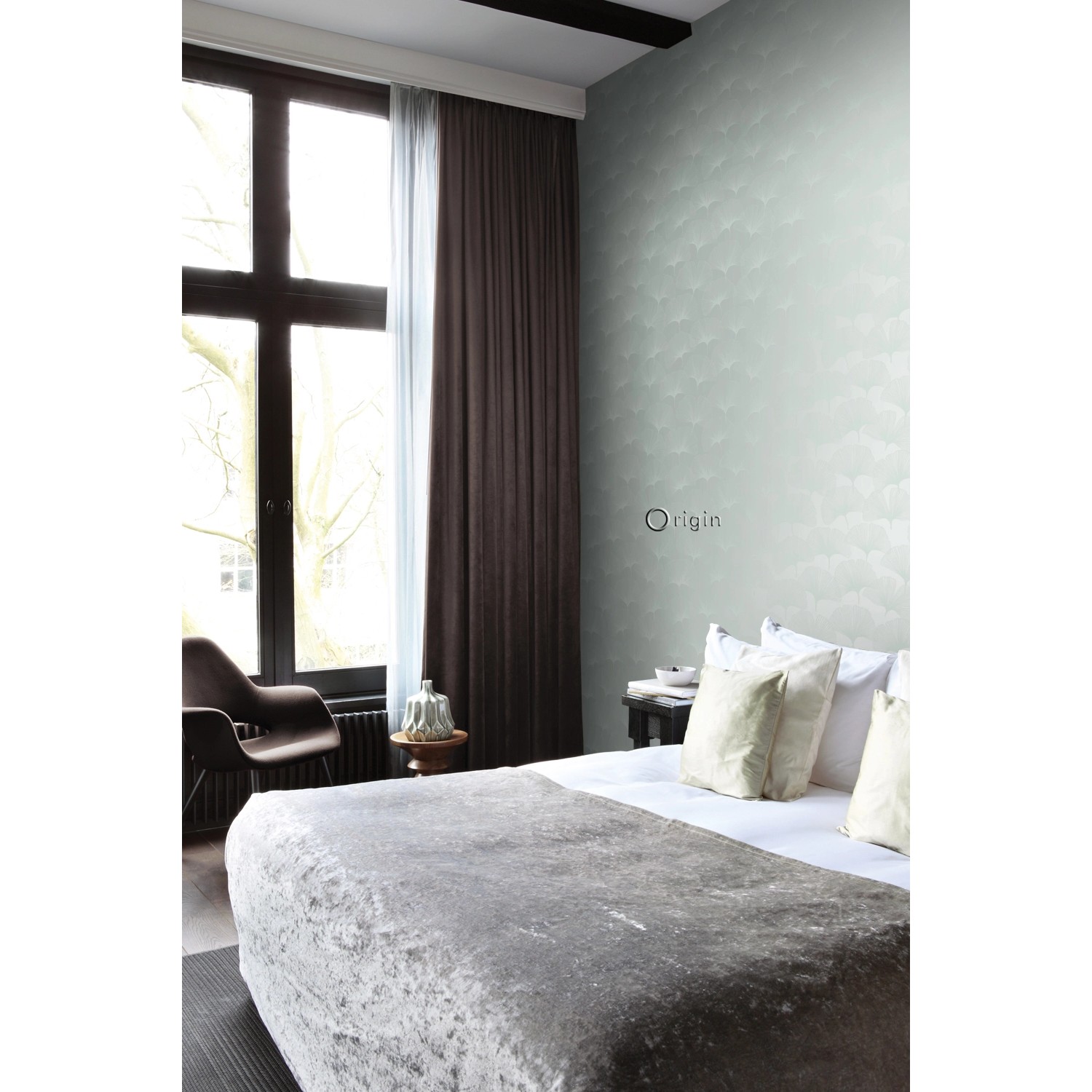 Schlafzimmer mit Origin Vliestapete Ginkgoblätter in Seladongrün.