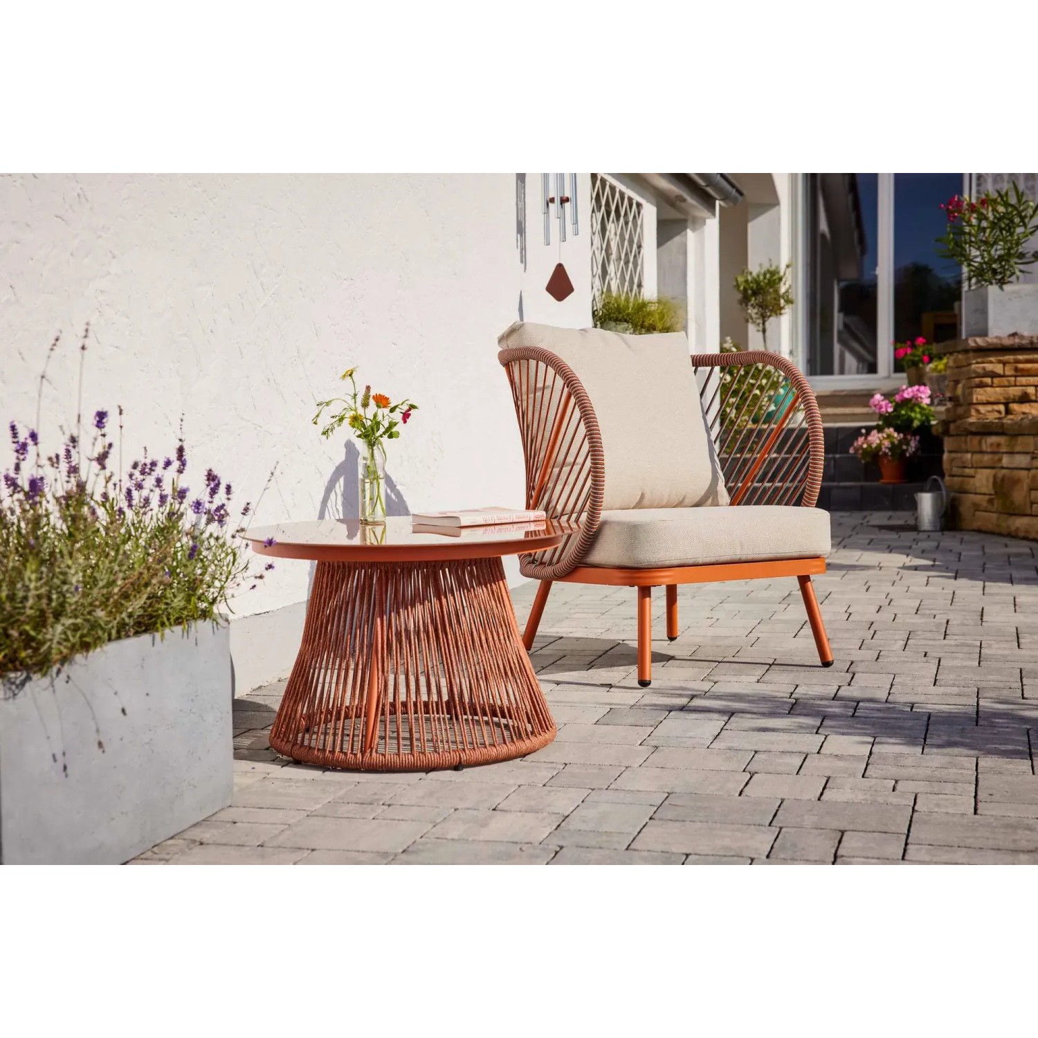 Balkontisch Bandon Terrakotta, Ø 70 cm, mit Glasplatte und Seilbespannung.