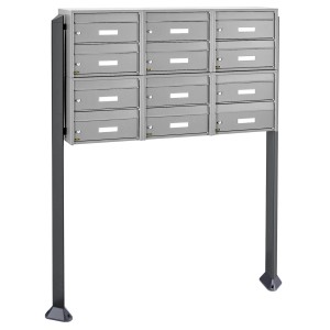 Freistehende Burg Wächter Briefkastenanlage aus Edelstahl für 12 Parteien mit Namensschildern.