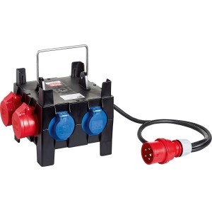 Schwarzer Stromverteiler IP44 mit Tragegriff, 4 Schuko- und 2 CEE-Steckdosen sowie CEE-Stecker.
