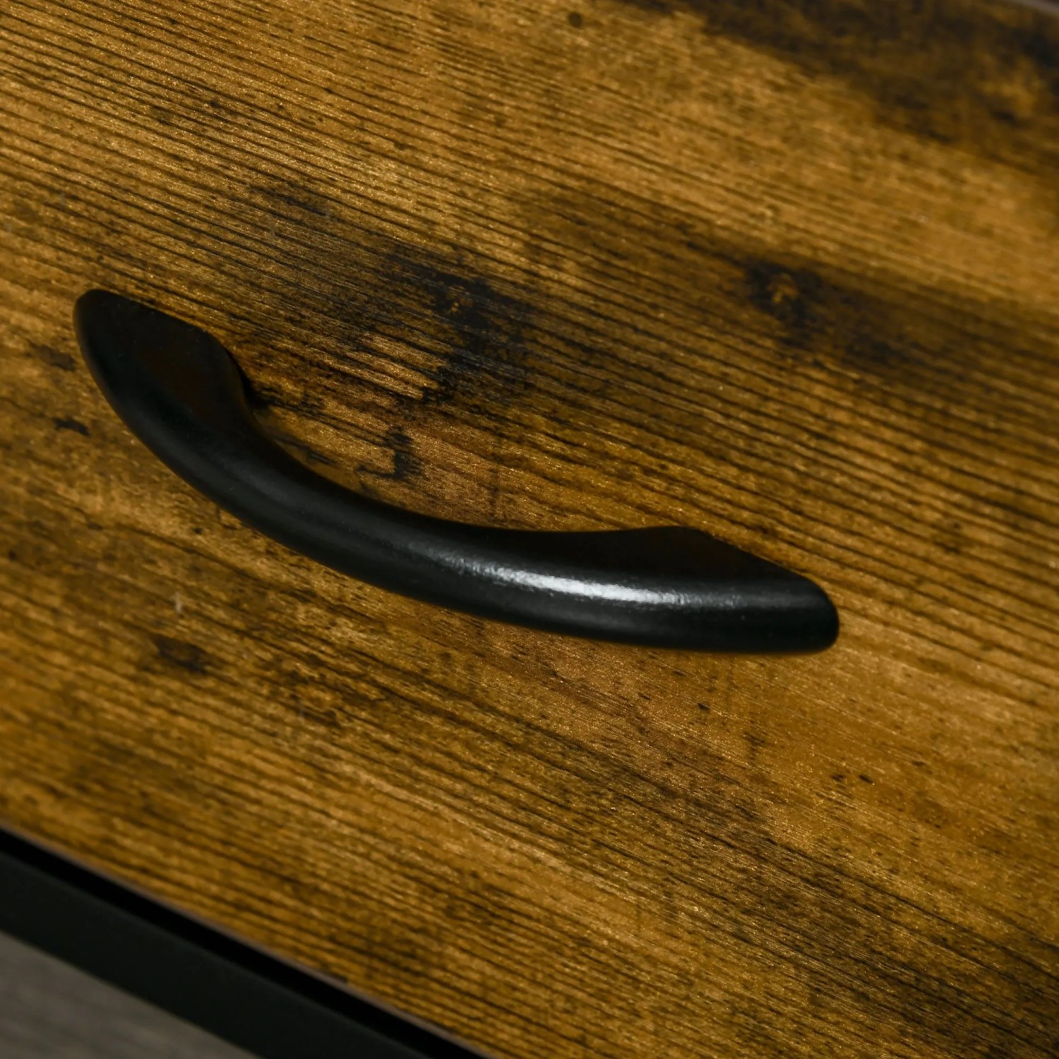 Nahaufnahme einer rustikalbraunen Schublade mit schwarzem Metallgriff, Teil einer HOMCOM Kommode im Industriestil.