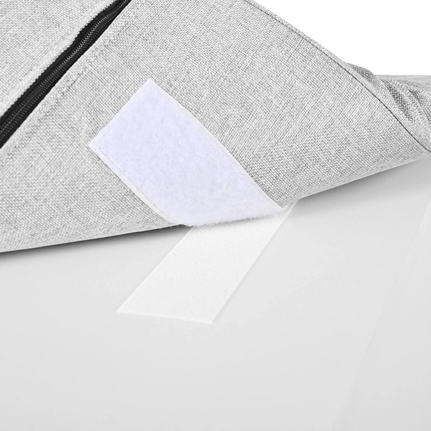 Graues Sitzpolster mit Stoffstruktur, schwarzem Reißverschluss und weißem Klettverschluss für Schuhschrank.
