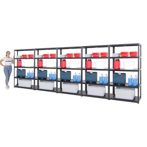 PROREGAL Mega Deal: 5 schwarze Schwerlastregale (180x100x40 cm) mit je 5 Böden und diversen Gegenständen.