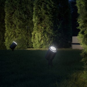Zwei Steinel LED-Strahler Spot Garden SC Anthrazit im Garten beleuchten Rasen und Pflanzen.