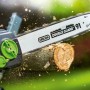LUX-TOOLS Akku-Kettensäge A-KS-2x20/405 im Einsatz beim Sägen von Holz.