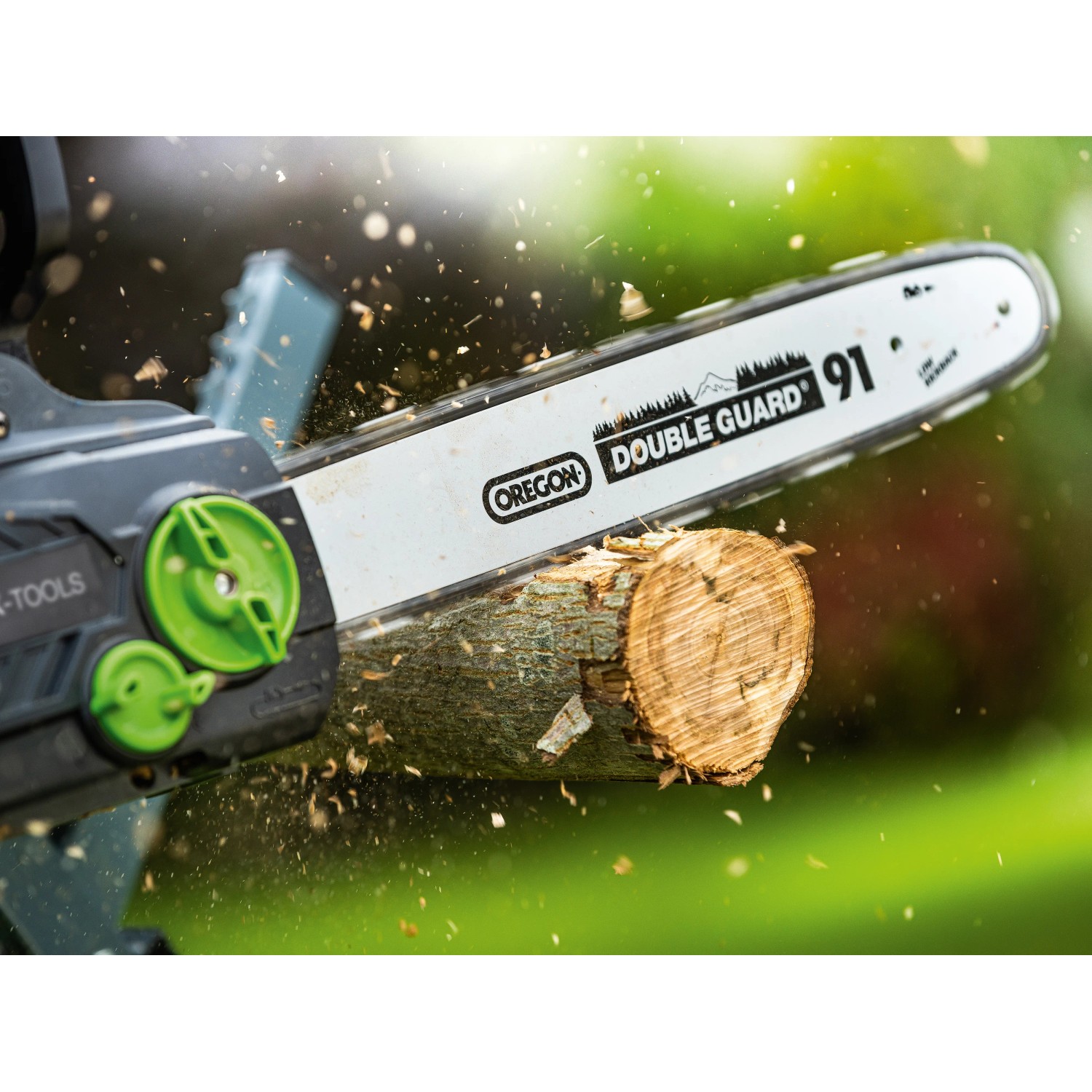 LUX-TOOLS Akku-Kettensäge A-KS-2x20/405 im Einsatz beim Sägen von Holz.