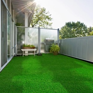 Sattes Grün: Karat Kunstrasen Vita 40mm auf Balkon verlegt, UV-beständig und pflegeleicht.