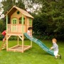 Axi Sarah Spielhaus aus Holz mit grüner Rutsche und Sandkasten für Kinder im Garten.
