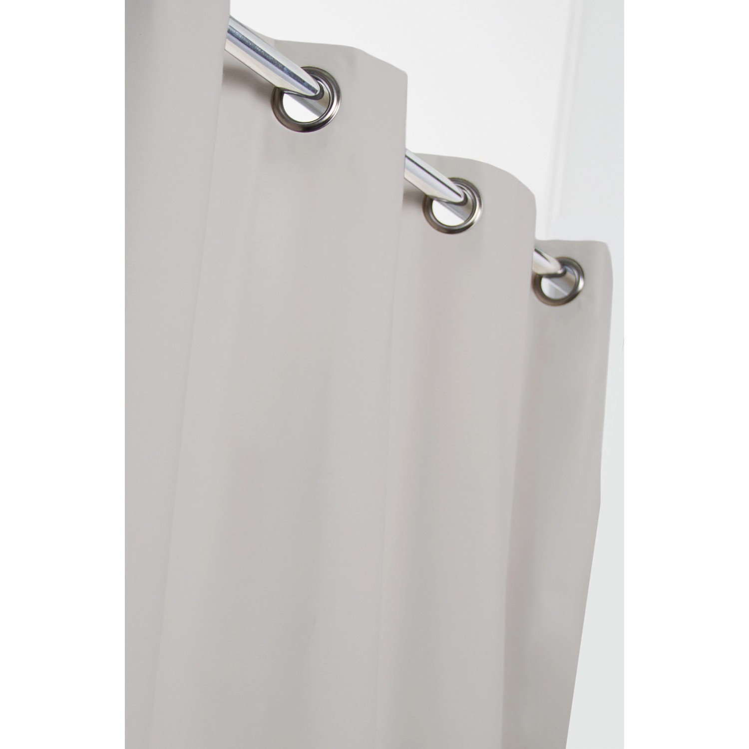 Hellgrauer Moondream Verdunklungsvorhang (250x135cm) mit Metallösen an einer Gardinenstange.