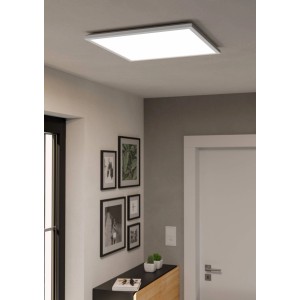 Weiße, quadratische LED-Deckenleuchte Rovito (50x50 cm) von Eglo an der Decke eines Flurs.