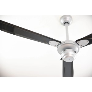 Silberner WESTINGHOUSE Outdoor Deckenventilator Mountain Gale mit schwarzen Flügeln und Zugschnur.