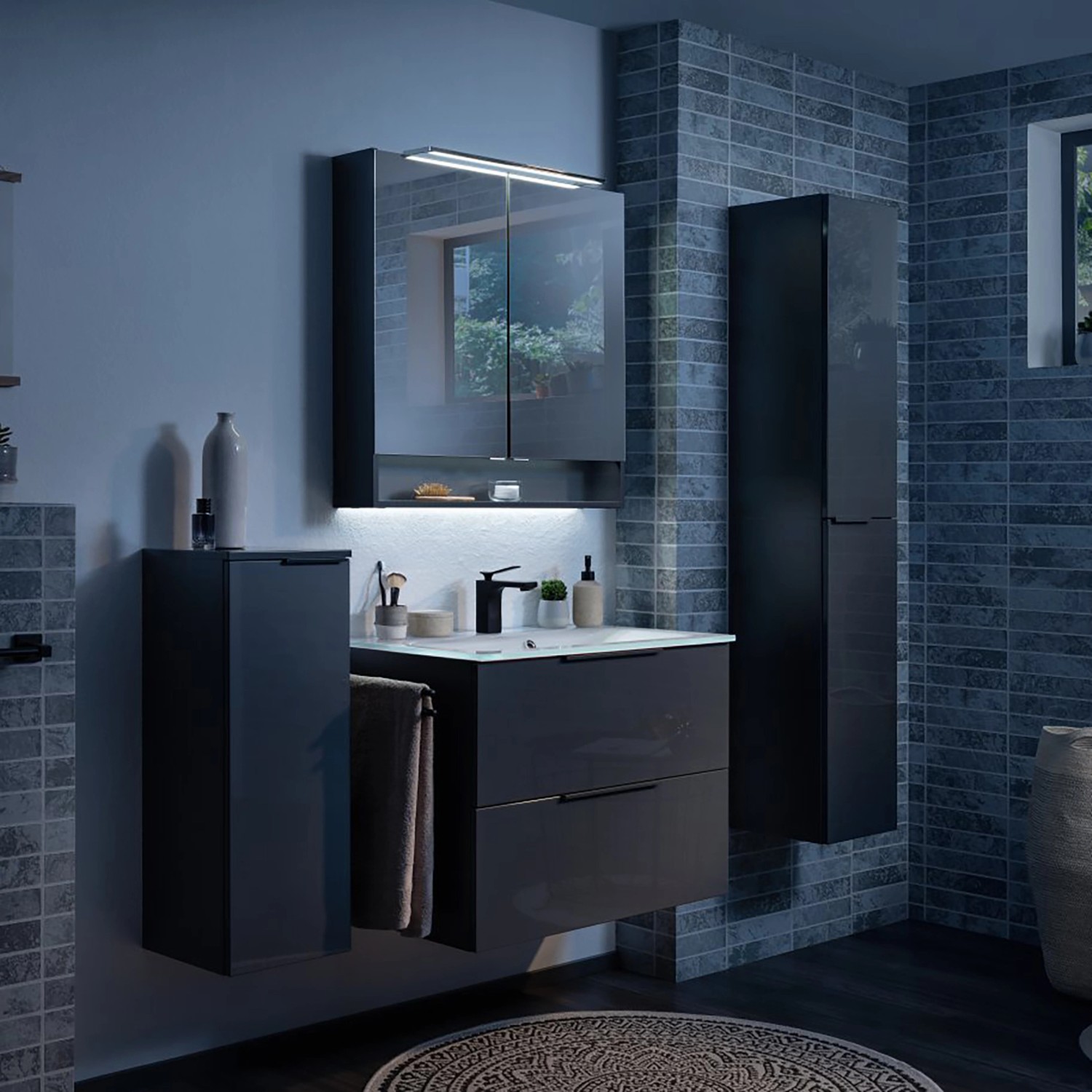Fackelmann Luna Bad-Hochschrank in Anthrazit (30 cm) im modernen Badezimmer.