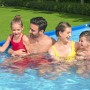 Familie im blauen Bestway Frame Pool Steel Pro. Eckiger Stahlrahmenpool mit Badespaß für Groß und Klein.