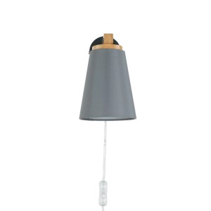 Graue skandinavische Wandlampe aus Stoff und Holz mit Kabel und Schalter. Ideal für Schlafzimmer und Wohnzimmer.
