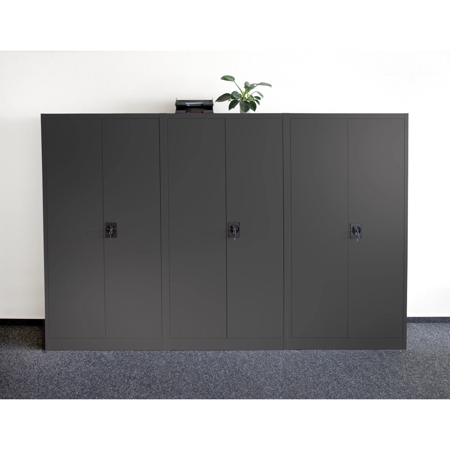 Rikta Metallschrank, 168x80x40 cm, anthrazit, mit Flügeltüren und Zylinderschloss. Werkzeugschrank für Büro und Werkstatt.