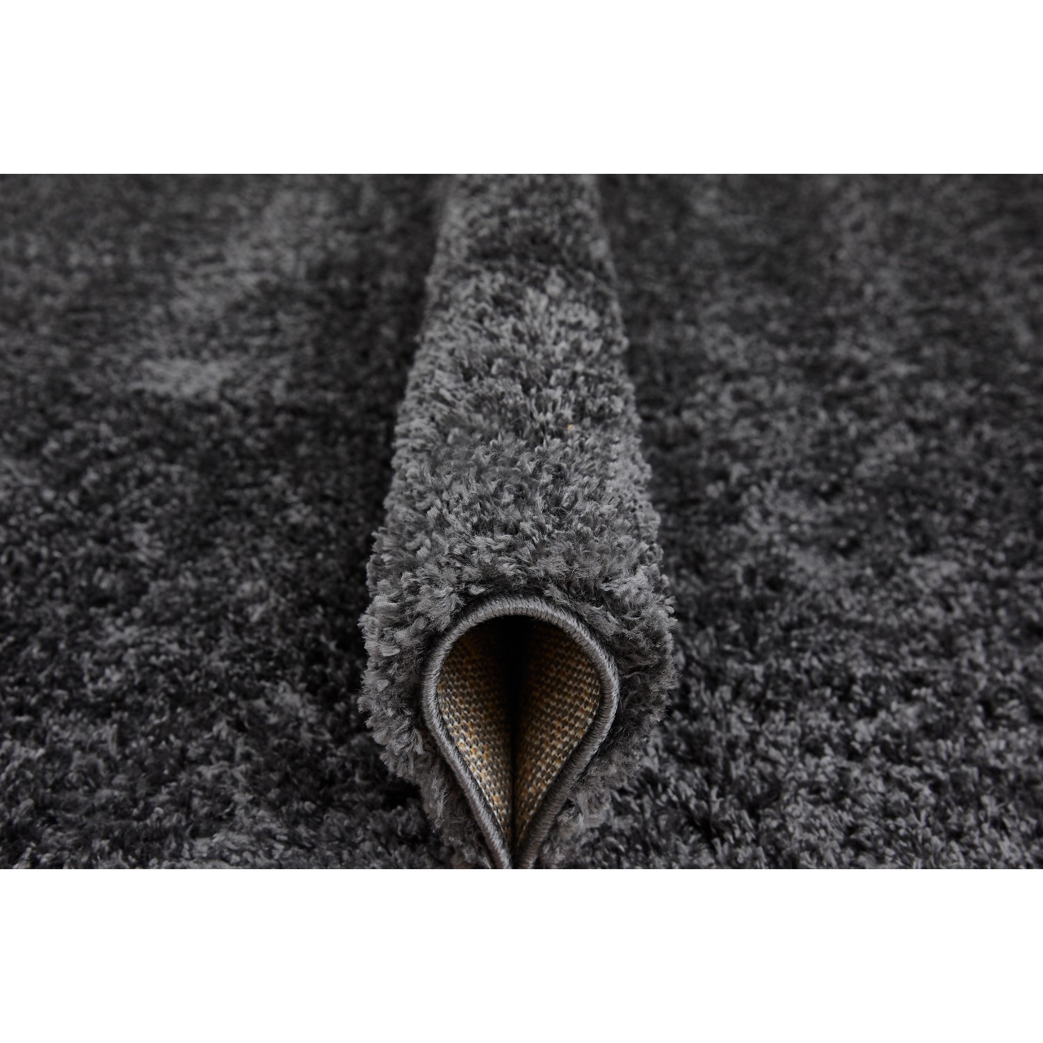 Andiamo Teppich Chia, 60x110 cm, Anthrazit, Detailaufnahme der weichen Florhöhe.