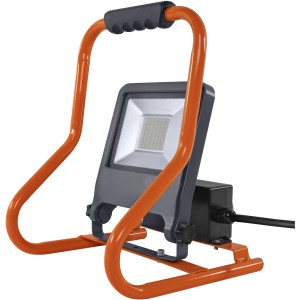 Ledvance LED-Baustrahler Worklight mit Steckdosen, 50W, kaltweiß. Tragbarer Arbeitsscheinwerfer mit orangem Gestell.