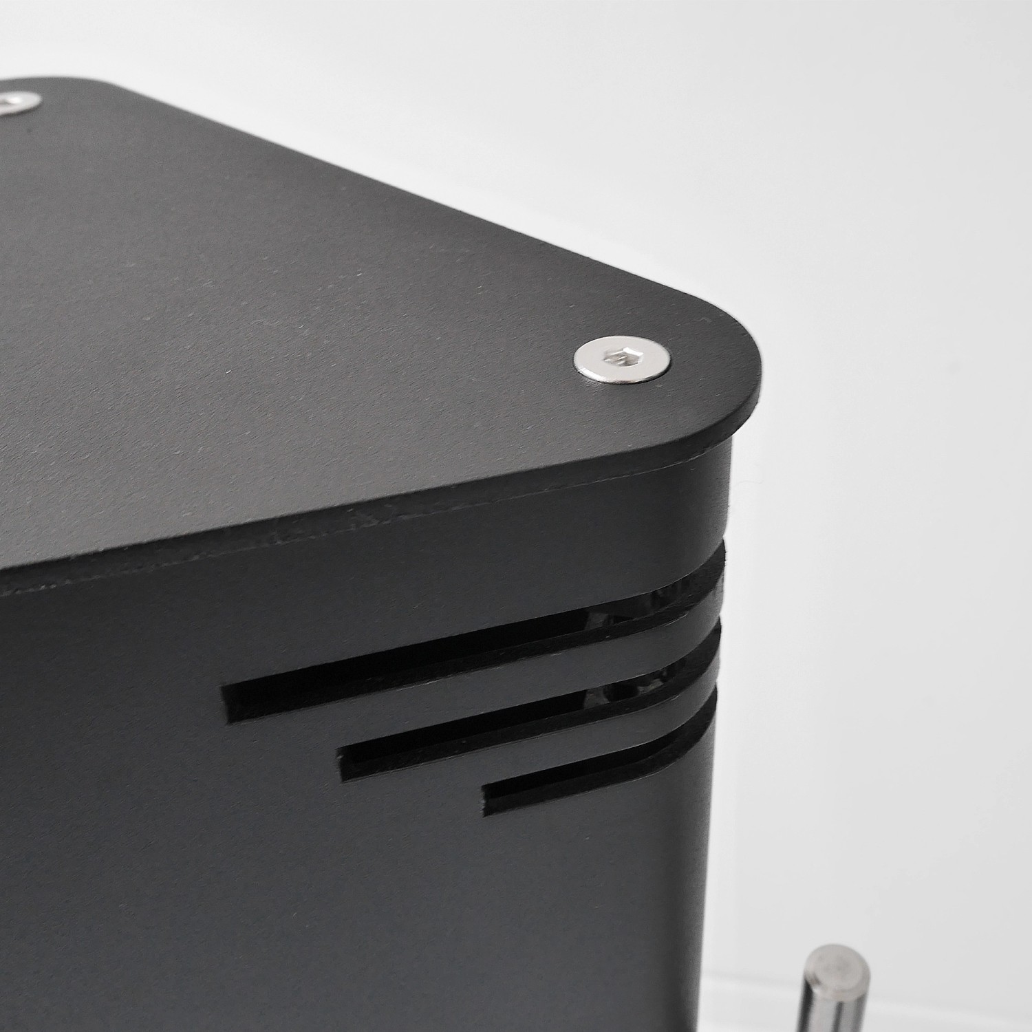 Detailaufnahme: Schwarzer VASNER HeatTower Infrarot-Heizstrahler, Oberseite mit Lüftungsschlitzen.