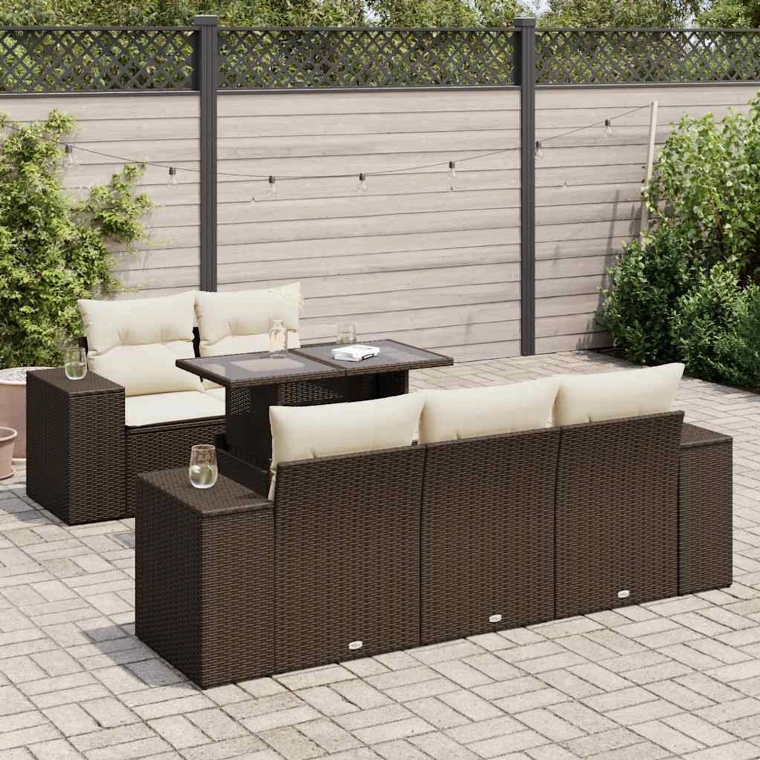 Braune 6-tlg. Garten-Sofagarnitur aus Polyrattan mit Tisch und cremefarbenen Kissen.