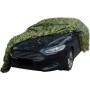 Grünes Tarnnetz 4x6m mit Blattmuster bedeckt dunkles Auto. Polyester-Abdecknetz für Tarnung und Schutz.