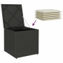 Schwarze vidaXL Kissenbox aus Poly-Rattan (50x50x50 cm) mit geöffnetem Deckel und Kissenstapel.