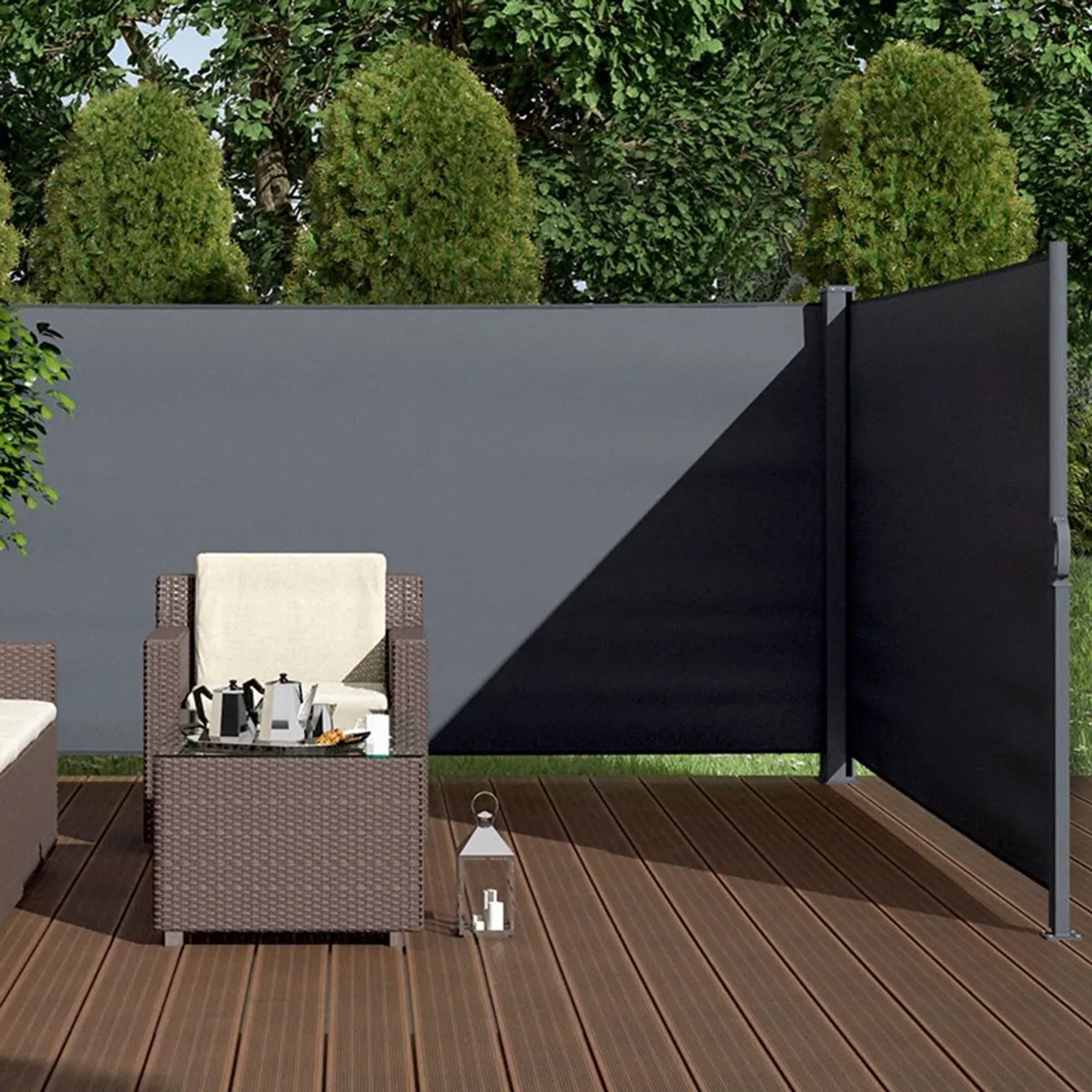 OK-Living Seitenmarkise in Anthrazit, 300x160 cm, als Sicht- und Windschutz auf einer Terrasse.