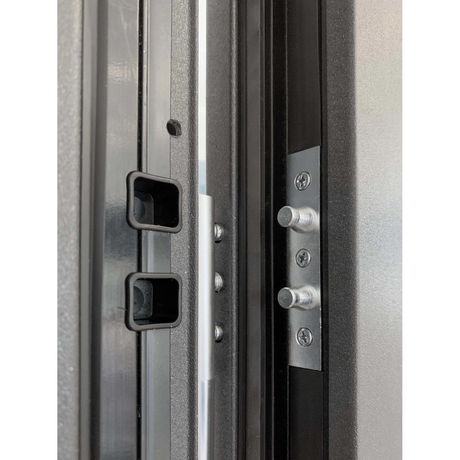 Detailansicht der 3-Punkt-Verriegelung einer anthrazitfarbenen Stahl-Nebeneingangstür.