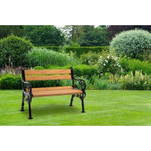 Blome-Tillmann 2er Gartenbank Linderhof in Holzoptik vor Gartenlandschaft.