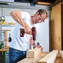 Mann bohrt mit dem Einhell Akku-Bohrschrauber TC-CD 18/35 Li Solo in Holz.
