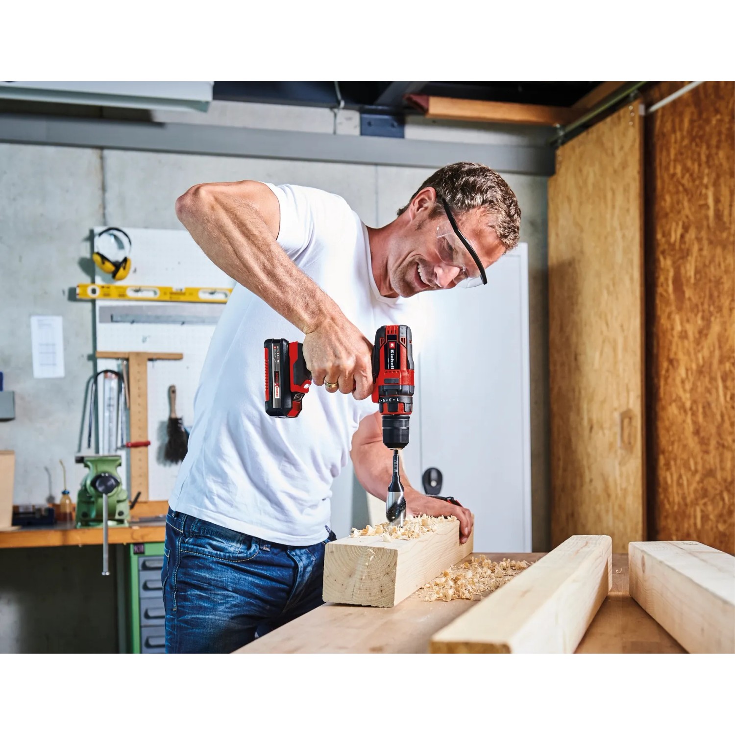 Mann bohrt mit dem Einhell Akku-Bohrschrauber TC-CD 18/35 Li Solo in Holz.