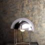 Nahaufnahme der schwarzen Newroom Vliestapete Perseus Black Beton Modern mit Betonoptik.