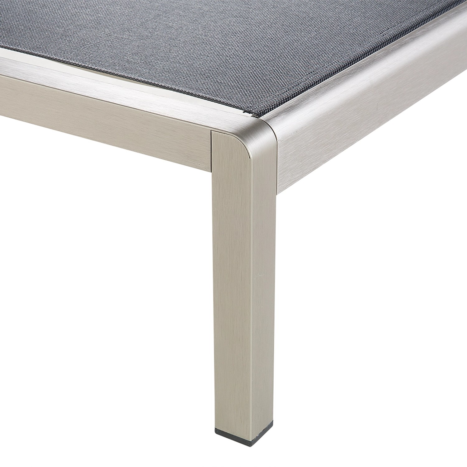 Detailansicht: Schwarze Gartenliege Beliani mit silbernem Aluminiumgestell.