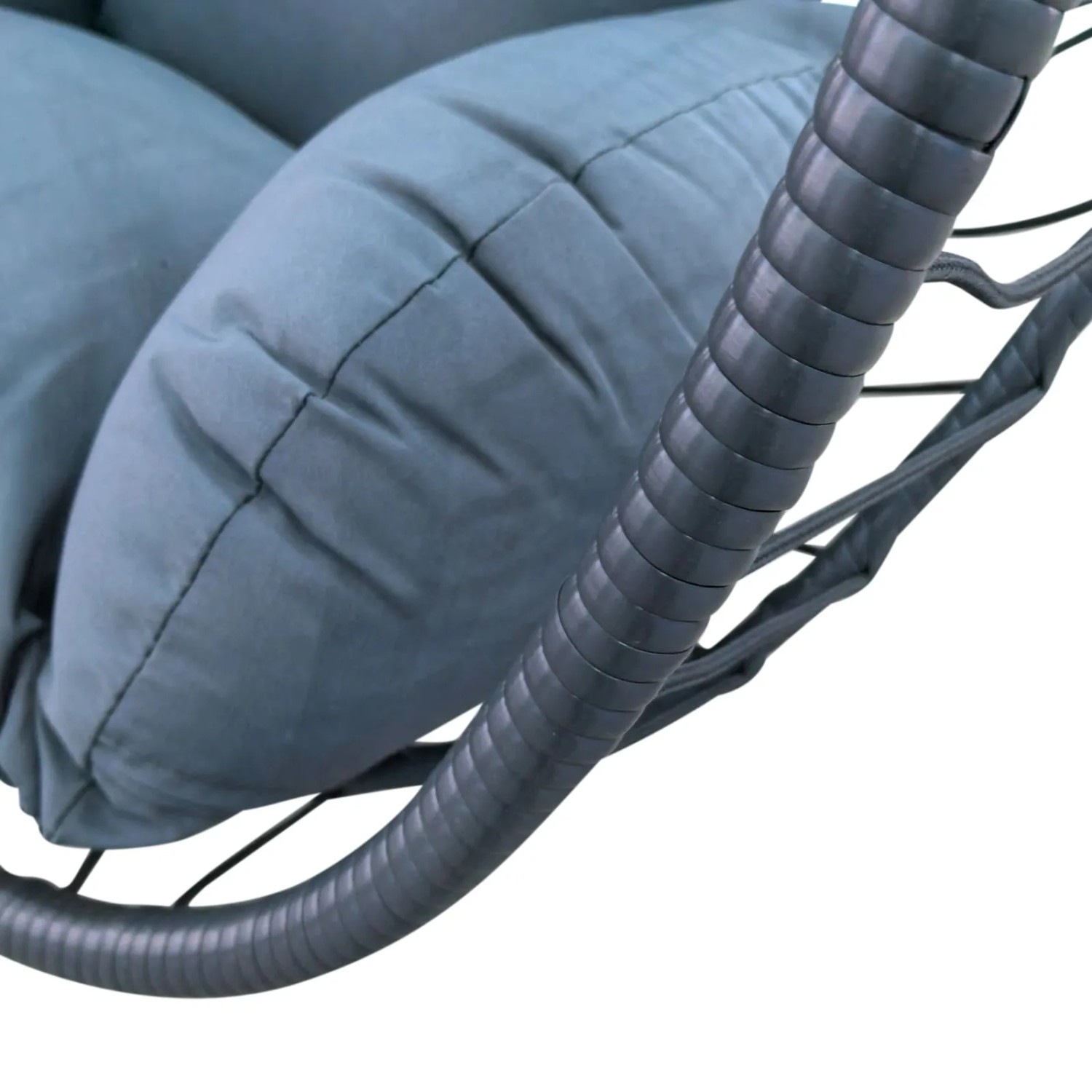 Detailaufnahme: Grauer Svita Shelly Hängesessel mit Kissen und Polyrattan-Korb.
