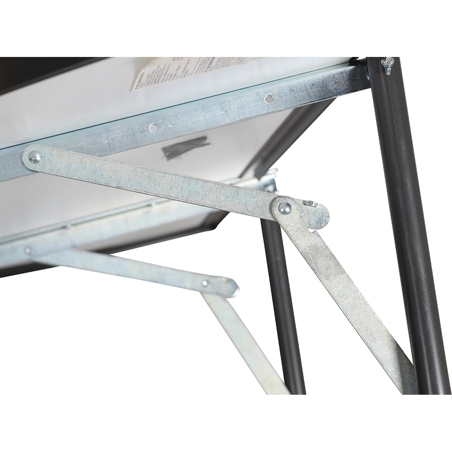 Detailansicht des klappbaren Balkonhängetischs in Anthrazit, zeigt die Mechanik zur Höhenverstellung.