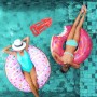 Rote, aufblasbare Relaxdays Rettungsboje aus Kunststoff im Pool, perfekt für Strand- & Poolpartys.