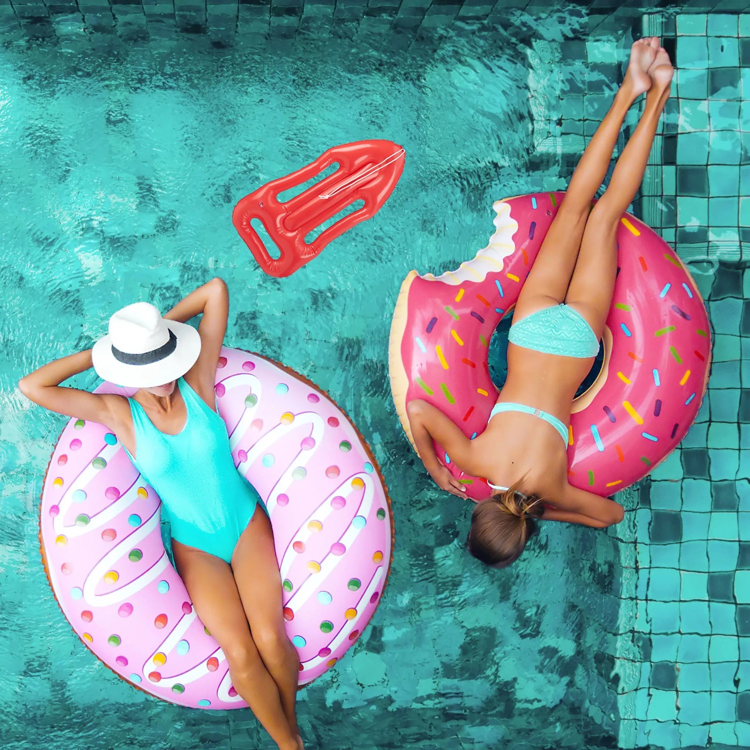 Rote, aufblasbare Relaxdays Rettungsboje aus Kunststoff im Pool, perfekt für Strand- & Poolpartys.